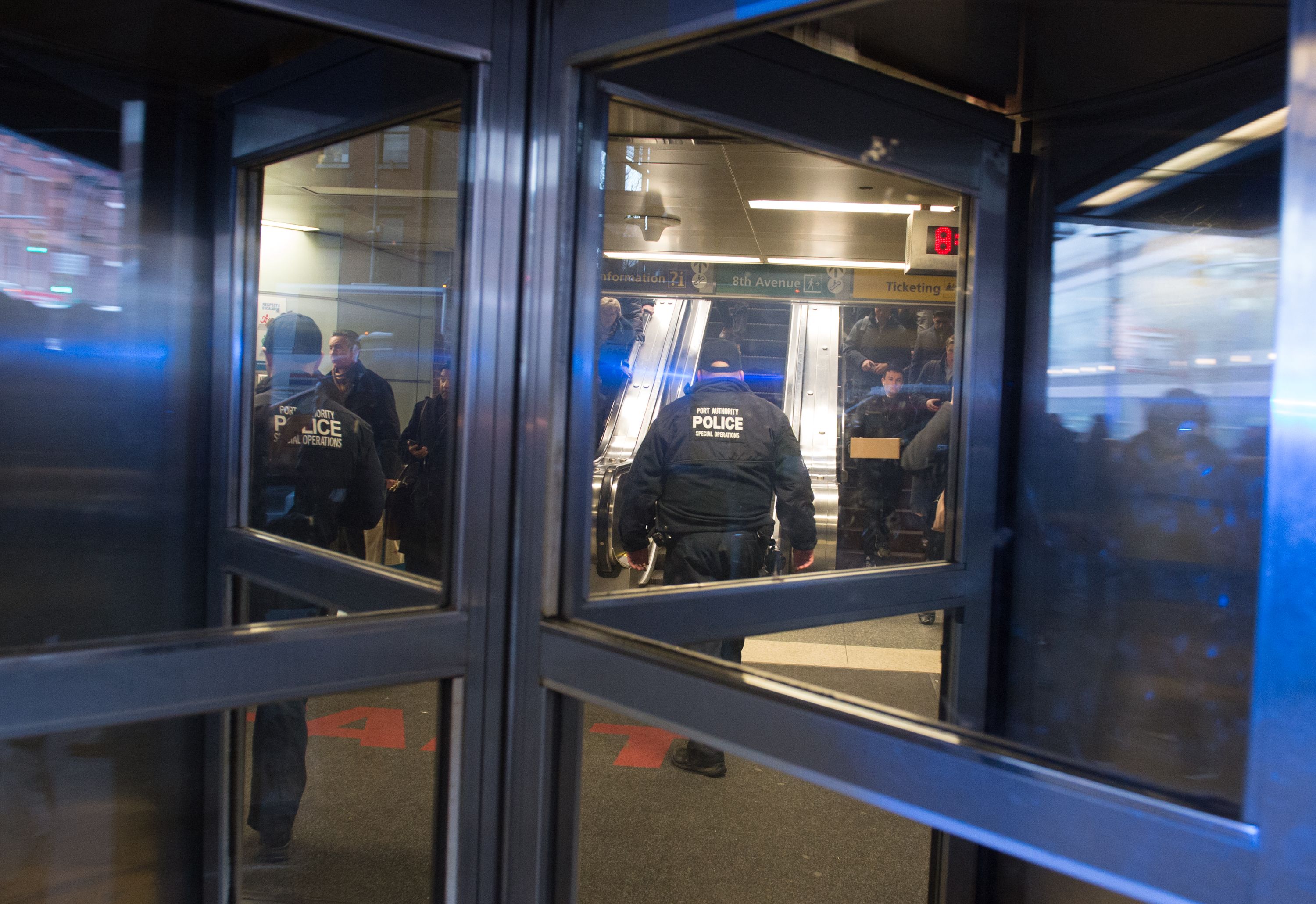 شرطة نيويورك داخل محطة المترو