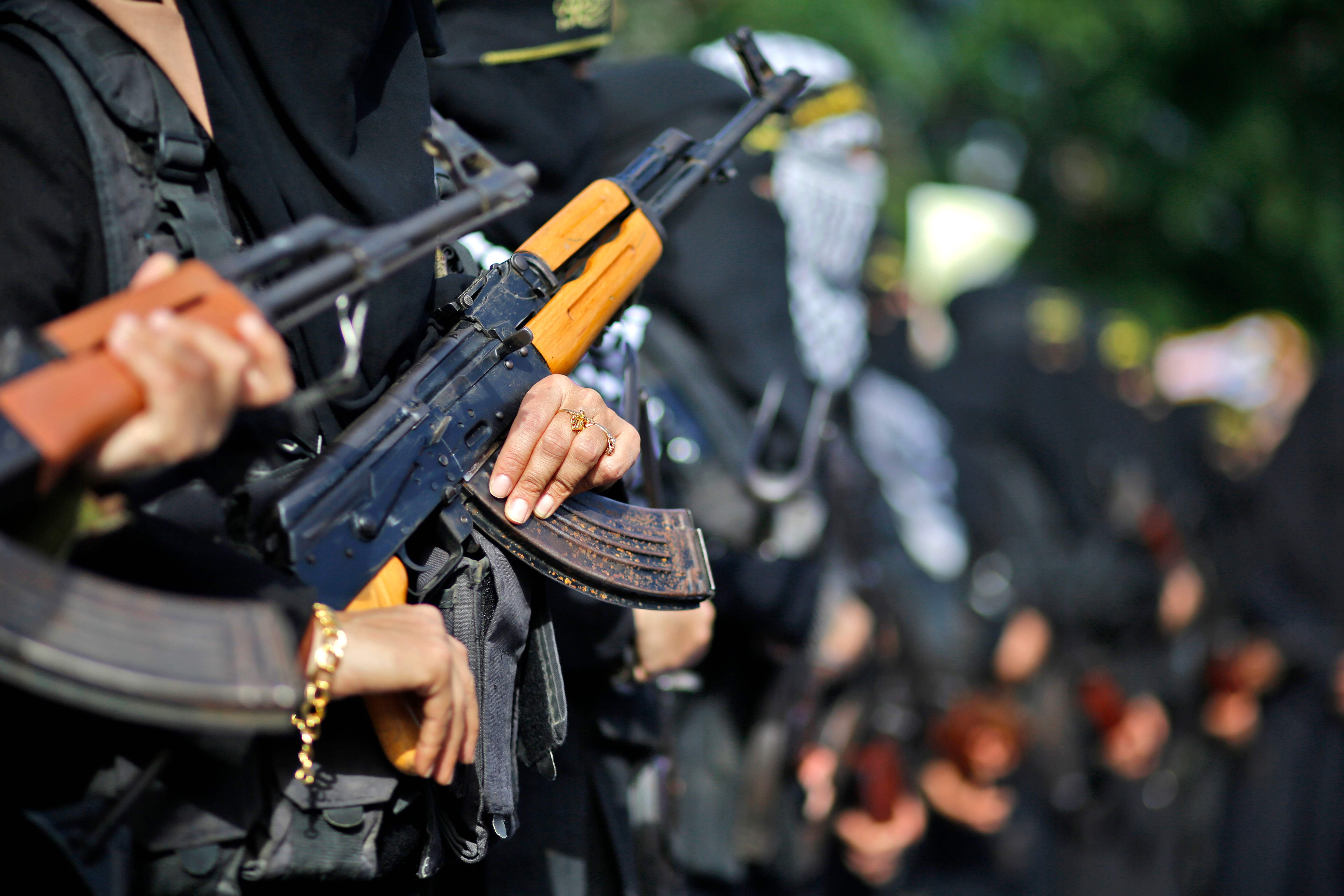 سيدات حركة الجهاد يخرجن بمسيرة مسلحة فى غزة