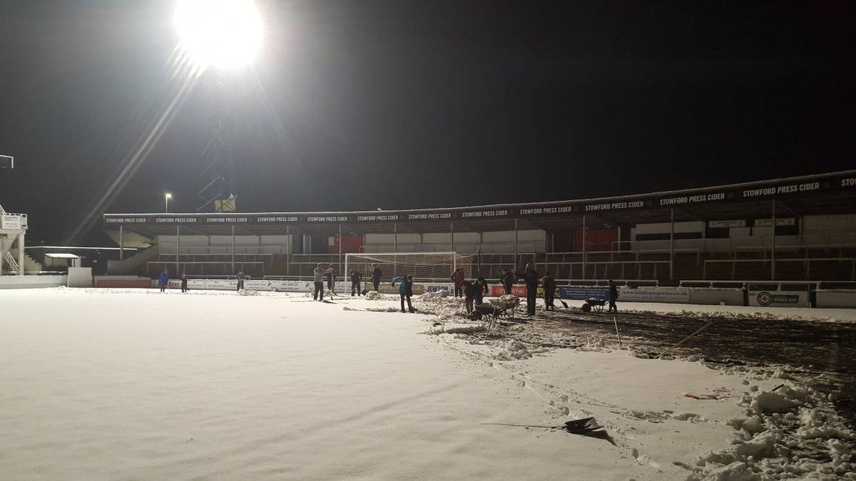 أرضية ملعب هيرفورد تغطيها الثلوج بالكامل (4)