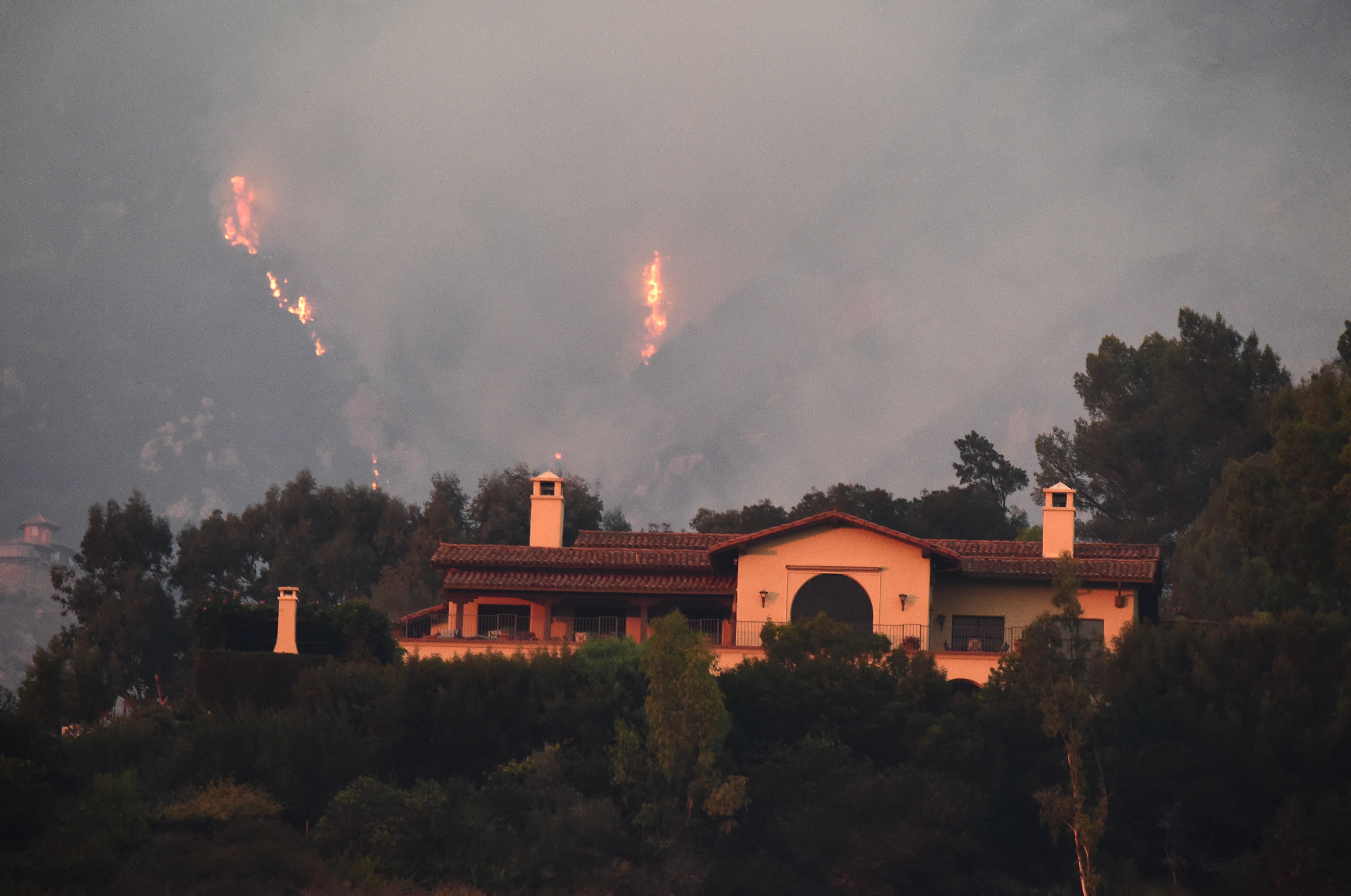 استمرار حرائق الغابات فى كاليفورنيا