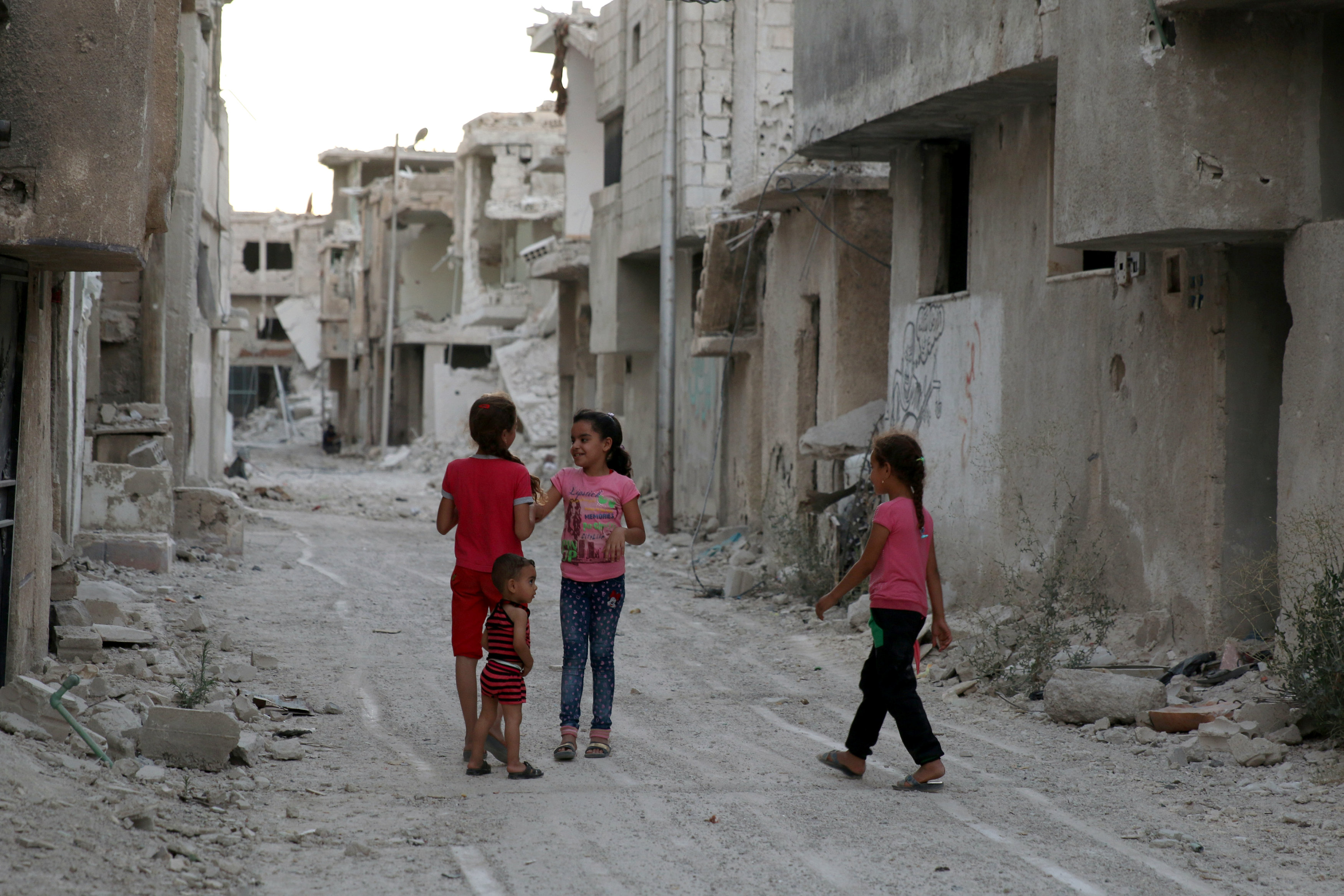 1294675-أطفال-سوريا-وسط-مبانى-المدينة-المدمرة
