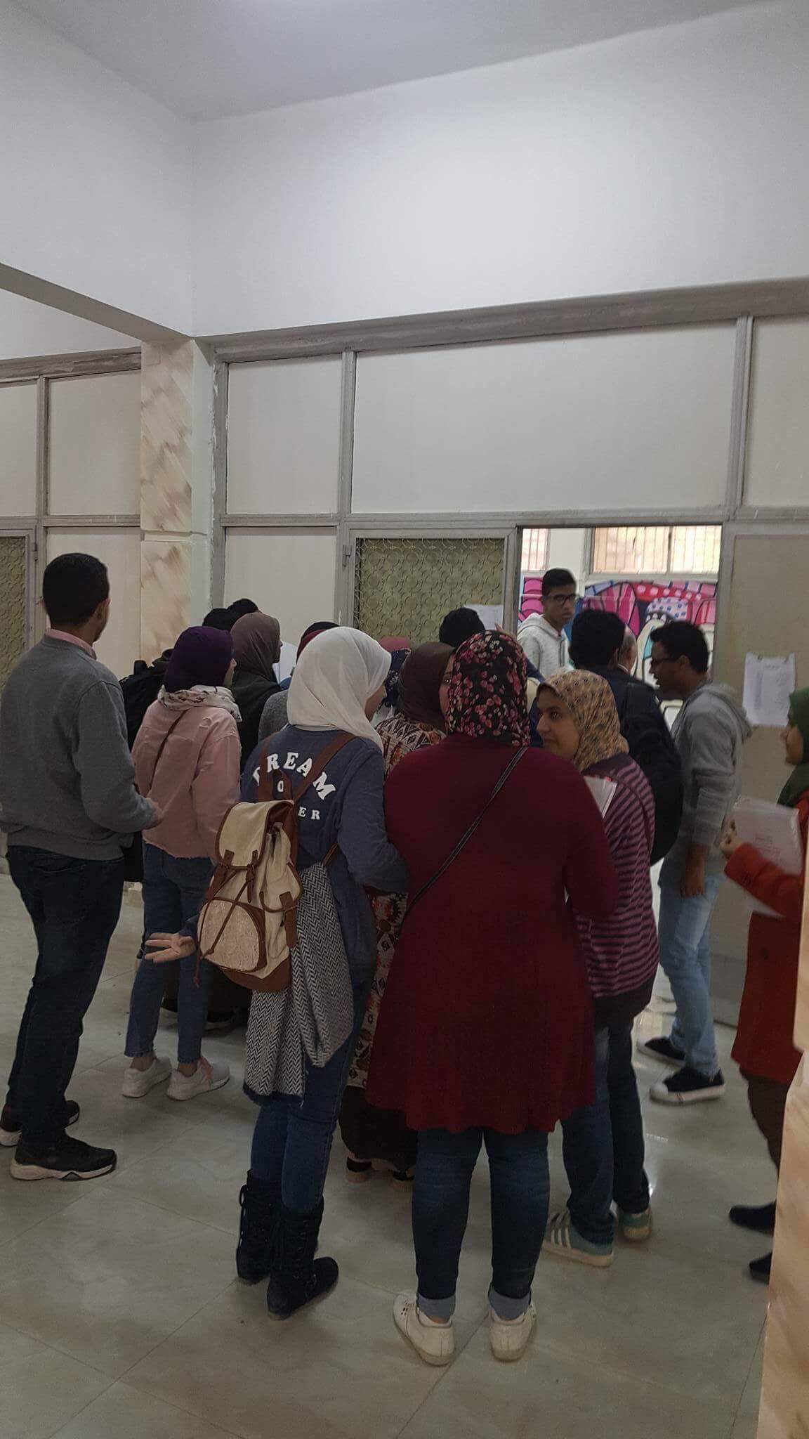 طلاب الجامعة يصوتون