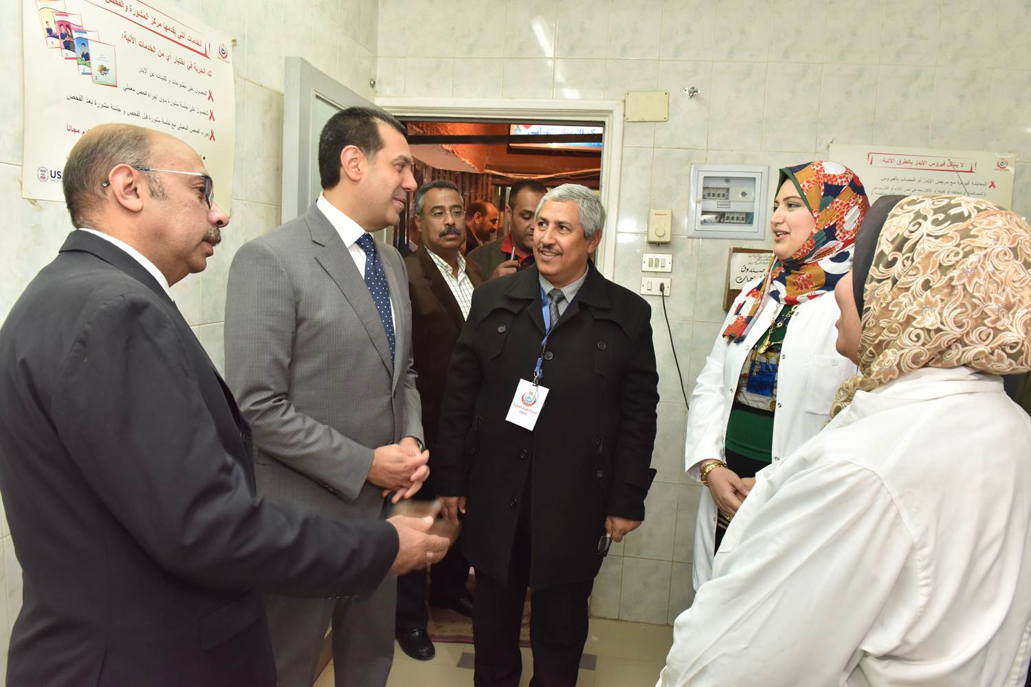 محافظ سوهاج يستمع لشرح الأطباء محافظ سوهاج يستمع لشرح الأطباء