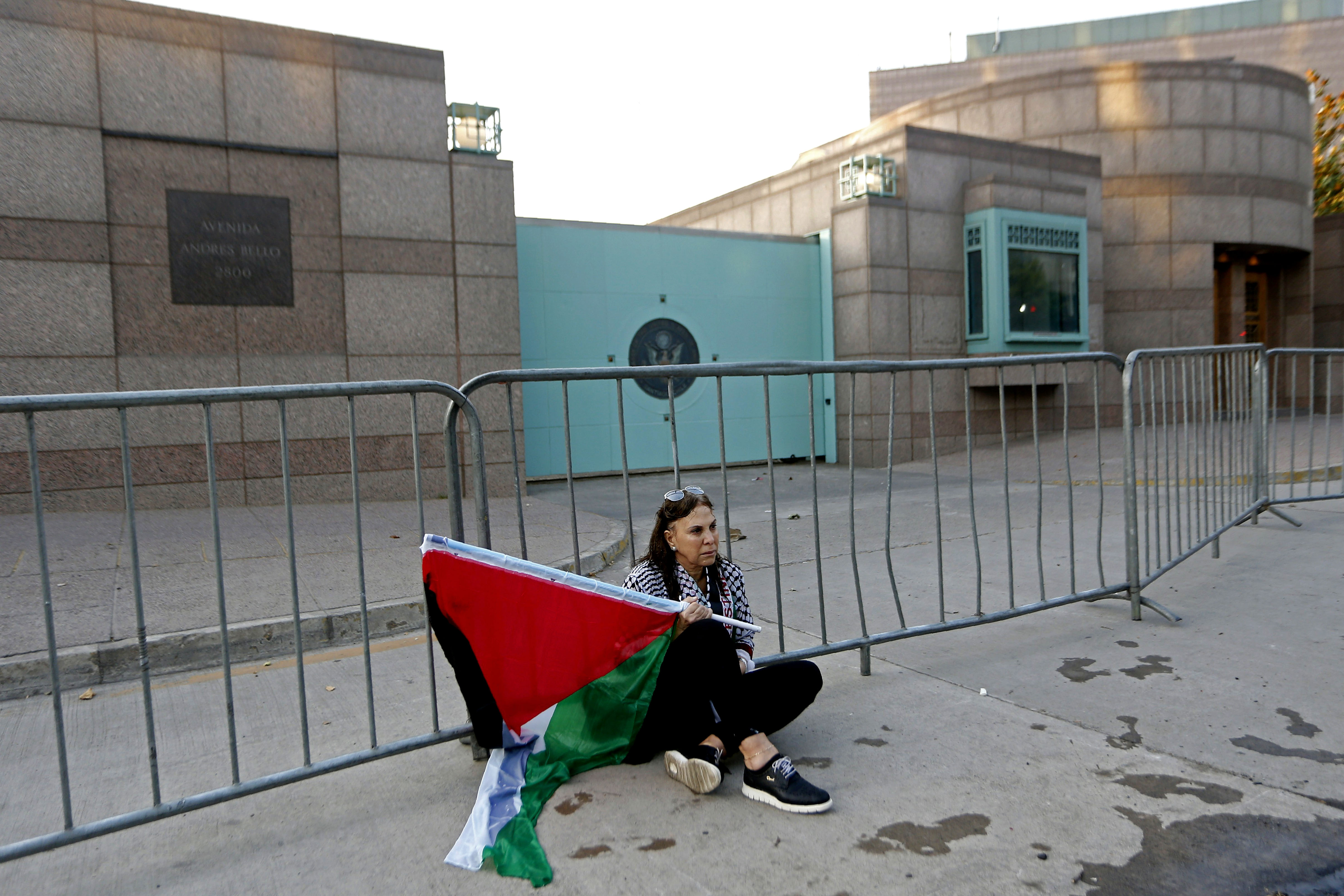 أحد المتظاهرين يحمل علم فلسطين
