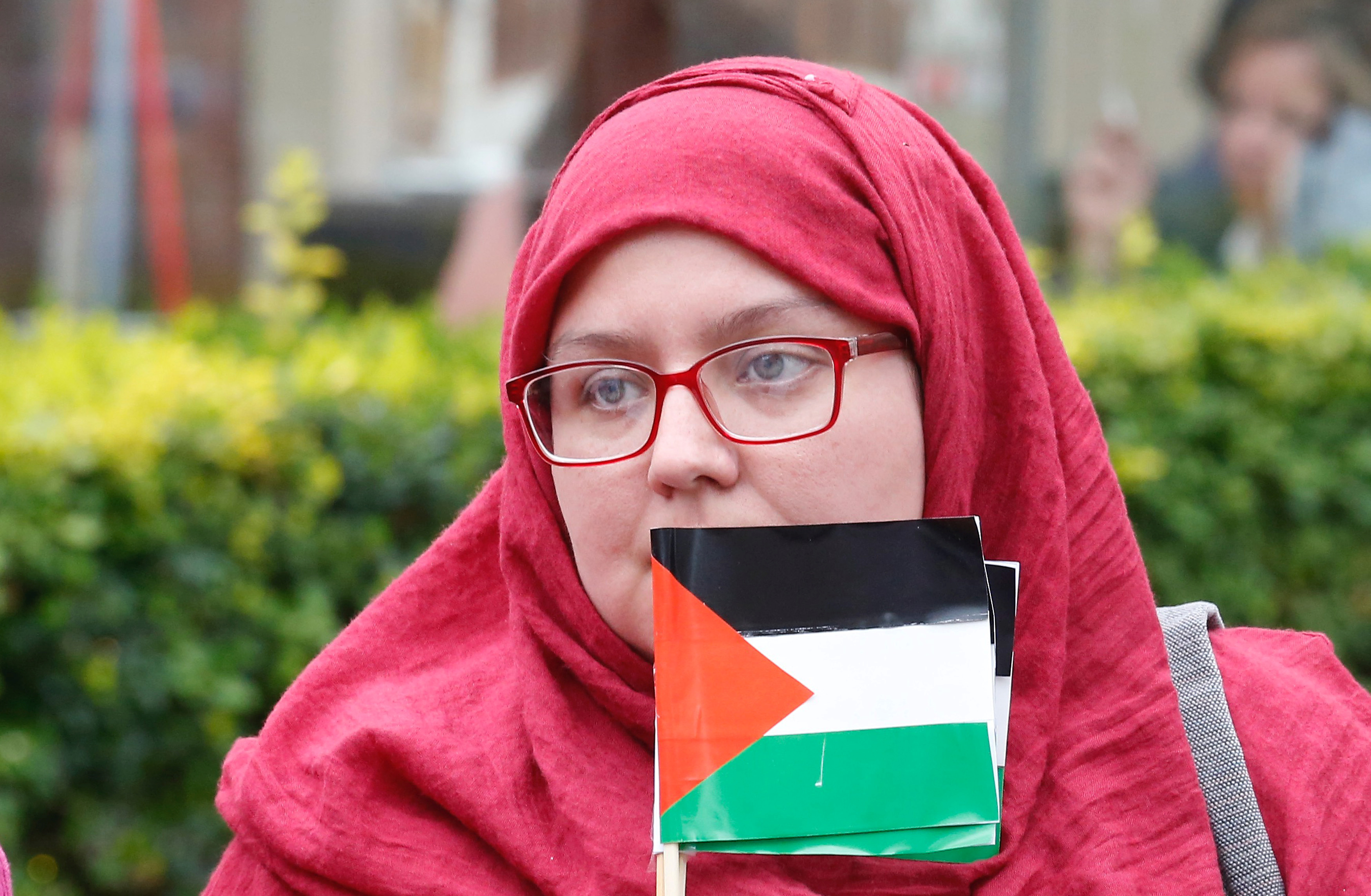 أحد الفتيات تحمل علم فلسطين