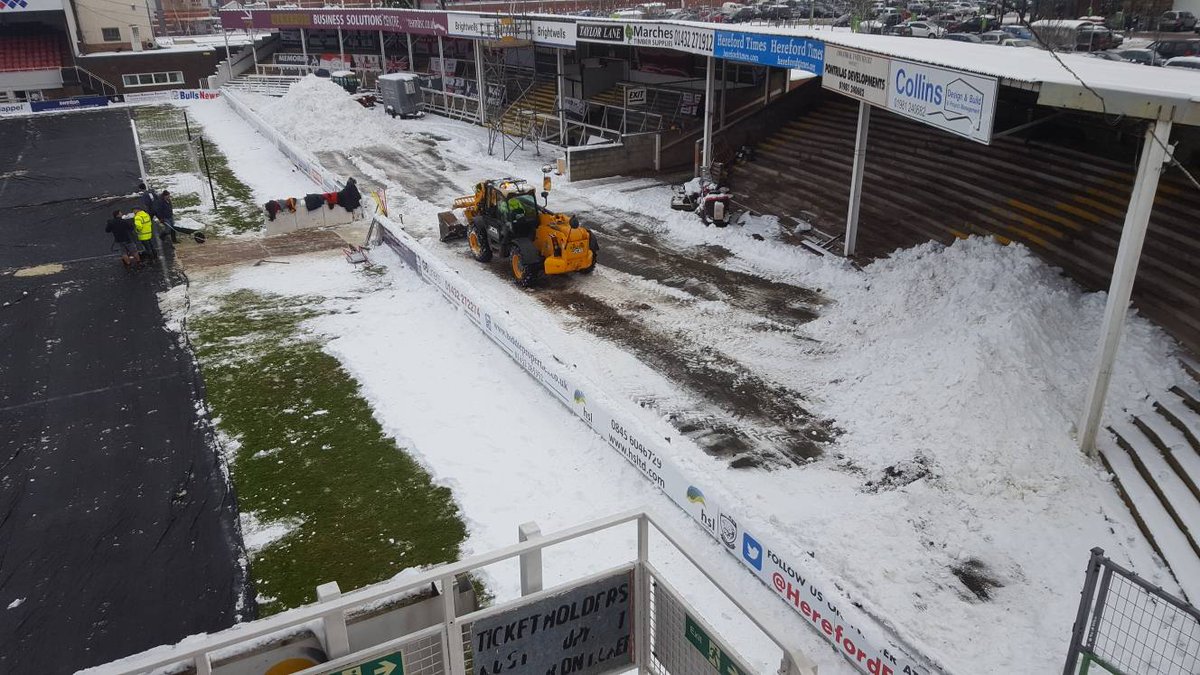 أرضية ملعب هيرفورد تغطيها الثلوج بالكامل (3)