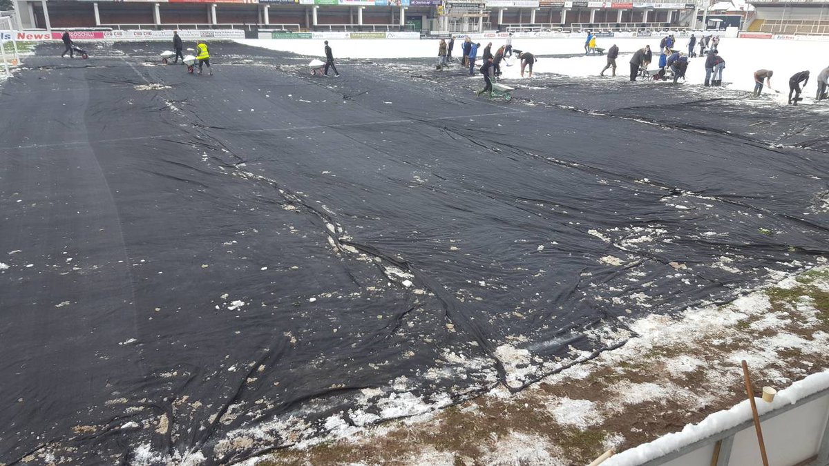 أرضية ملعب هيرفورد تغطيها الثلوج بالكامل (2)