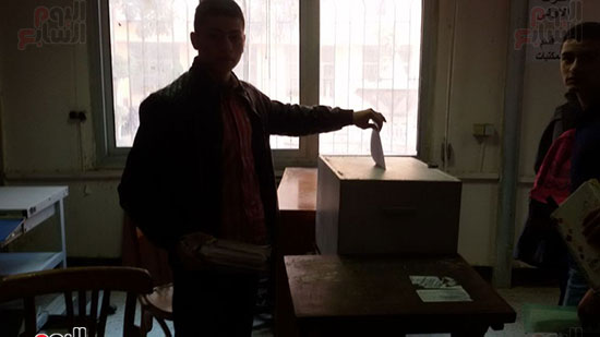 طالب يختار مرشحيه للتصويت لهم بجامعة سوهاج