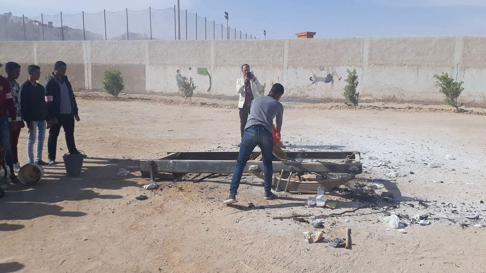 جانب من تجربة اطفاء حريق بمدرسة بالغردقة جانب من تجربة اطفاء حريق بمدرسة بالغردقة