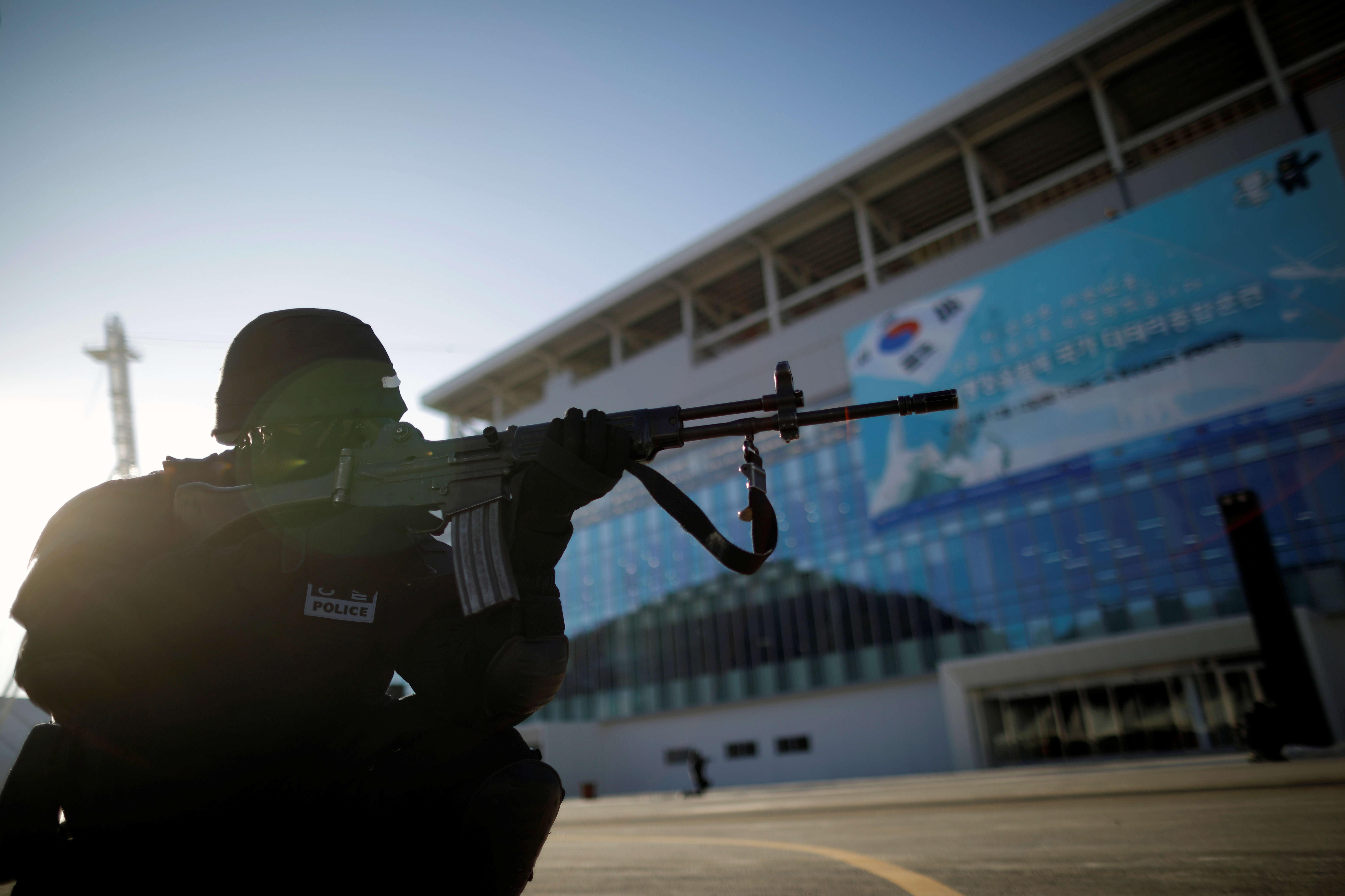 قوات سوات الكورية الجنوبية خلال تدريبات مكافحة الإرهاب