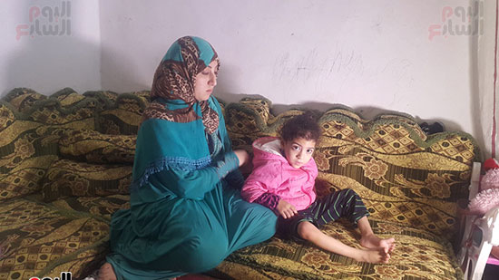الام مع الطفلة حنين