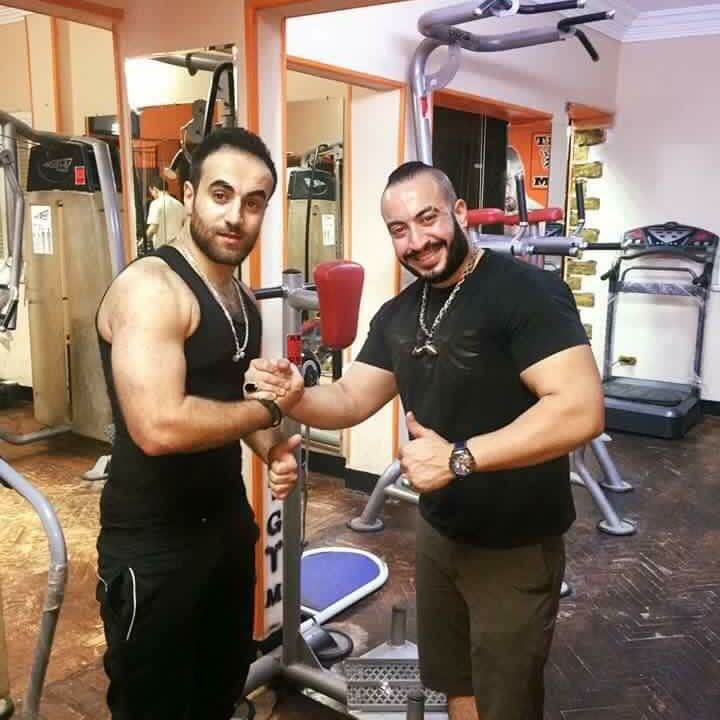 المجني عليه مع أحد أصدقائه