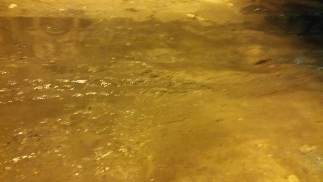 المياه تغمر شارع أبو بكر الصديق بسبب كسر فى المحبس العمومى