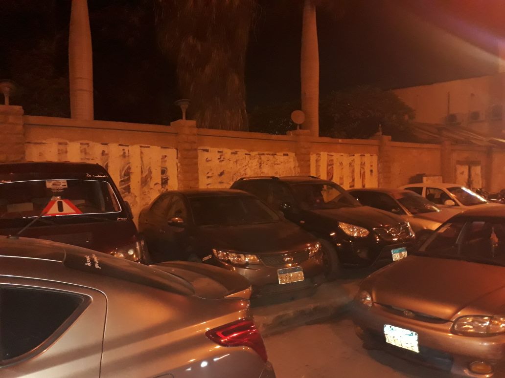 ركن السيارات على الرصيف ركن السيارات على الرصيف