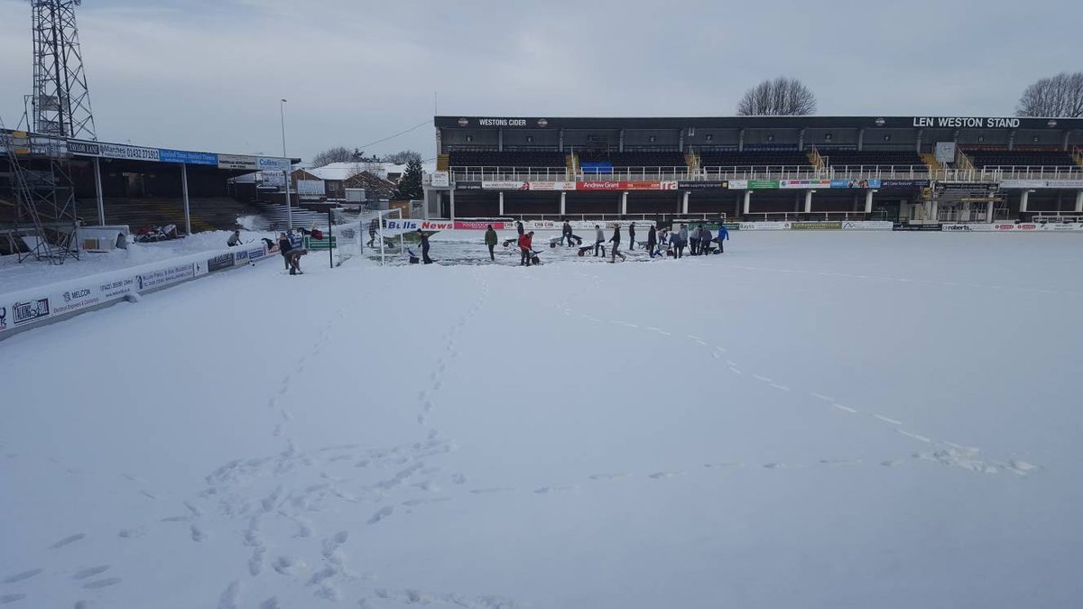 أرضية ملعب هيرفورد تغطيها الثلوج بالكامل (1)
