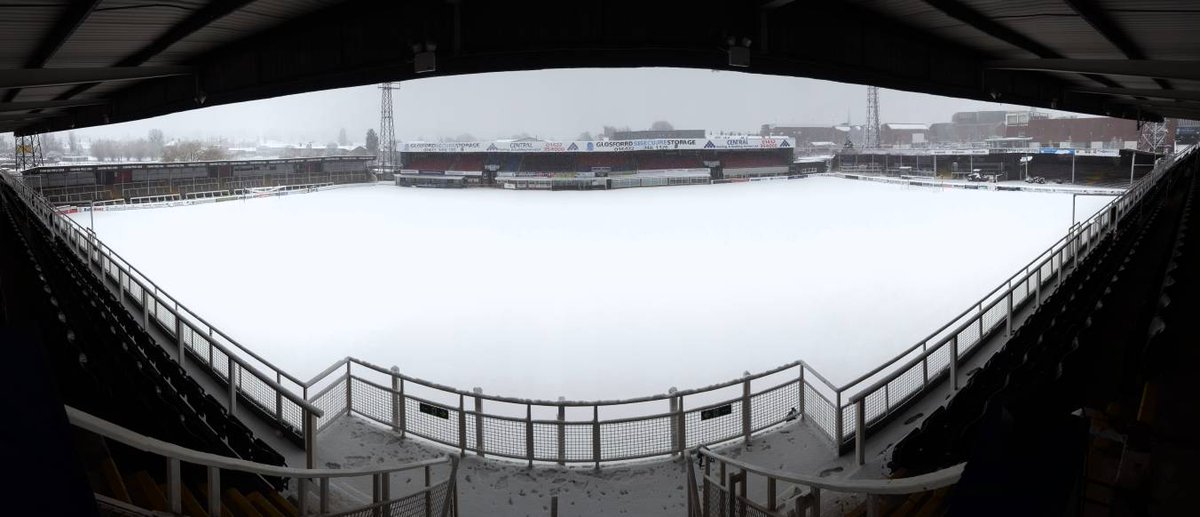 أرضية ملعب هيرفورد تغطيها الثلوج بالكامل