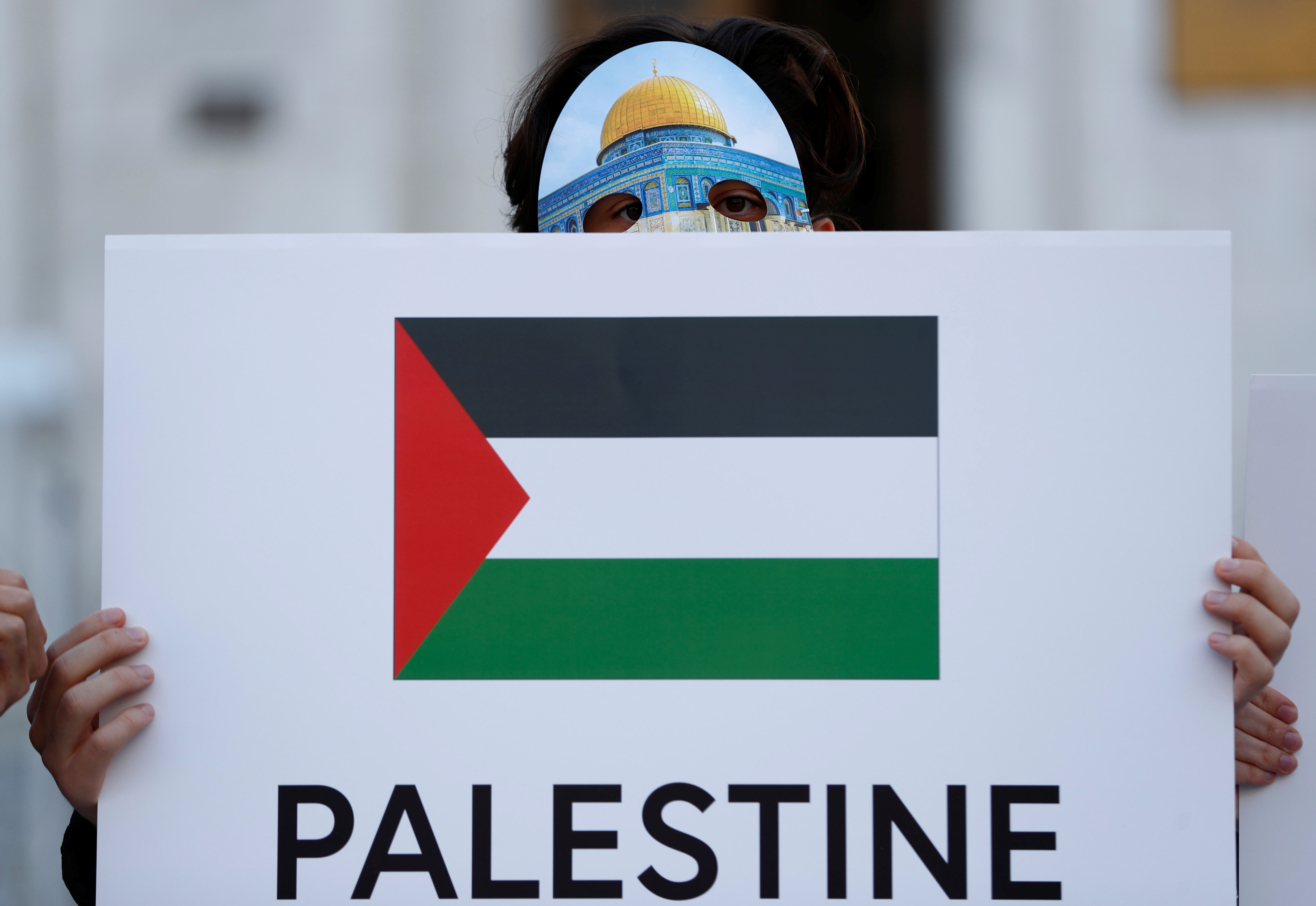 علم فلسطين وصورة الأقصى فى مواجهة قرار ترامب