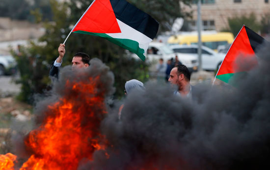فلسطينيون يفرون من رصاص قوات الاحتلال