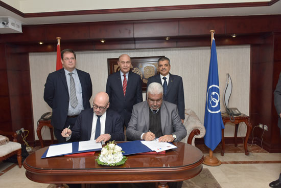 توقيع عقد تعاون بين شركة القناة للإنشاءات البحرية