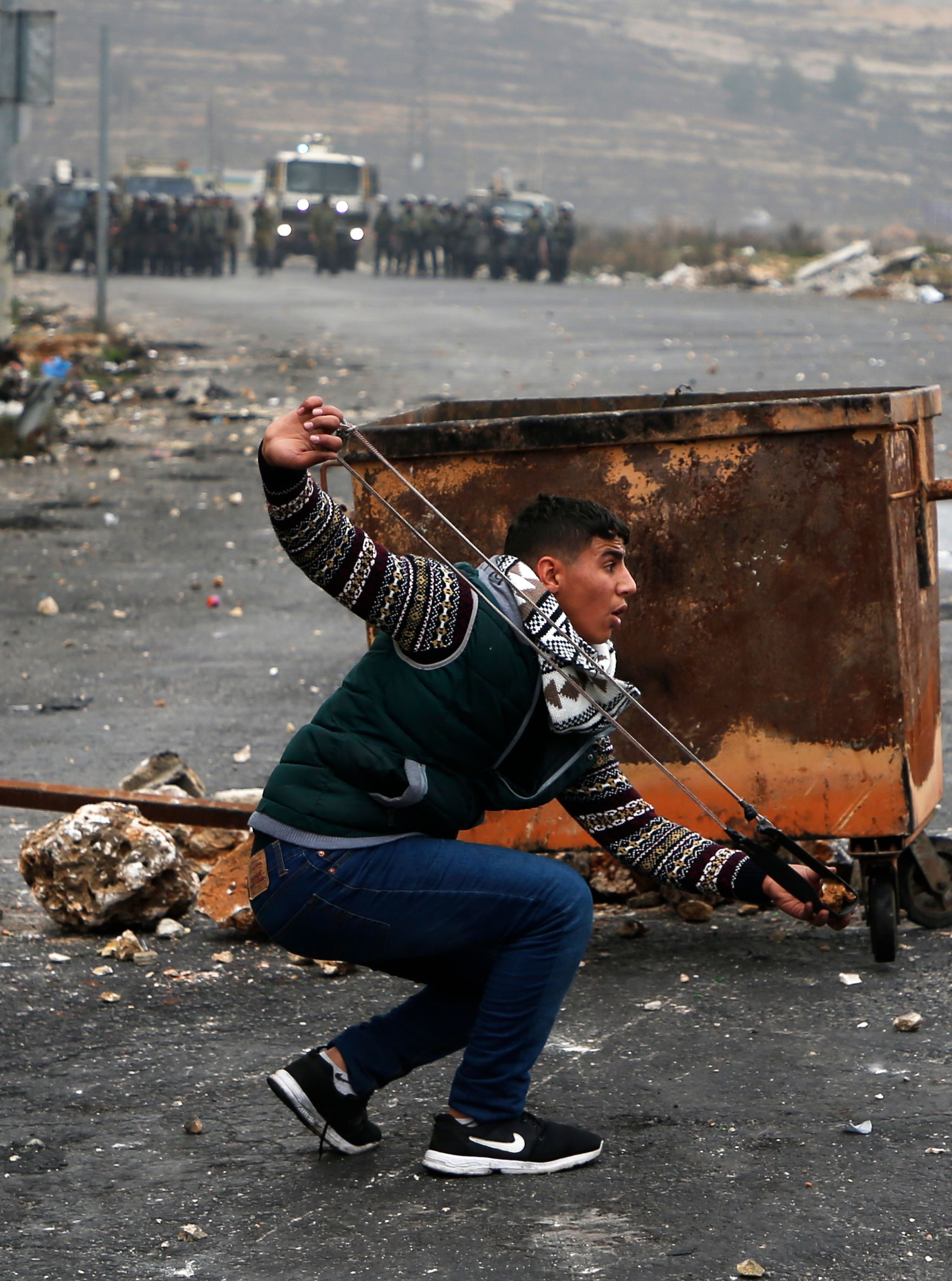 فلسطينيون يستخدمون الحجارة أمام قوات الاحتلال