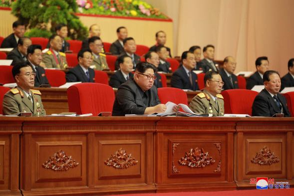 زعيم كوريا الشمالية في اجتماع