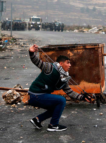 جانب من الاشتباكات بين الفلسطينيين وقوات الاحتلال