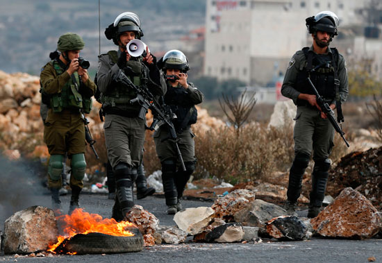 قوات الاحتلال تضرب المتظاهرين الفلسطينيين بقنابل الغاز