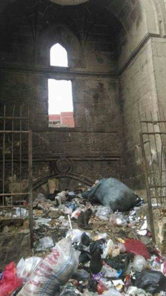 القاء القمامة أمام مسجد قايتباى