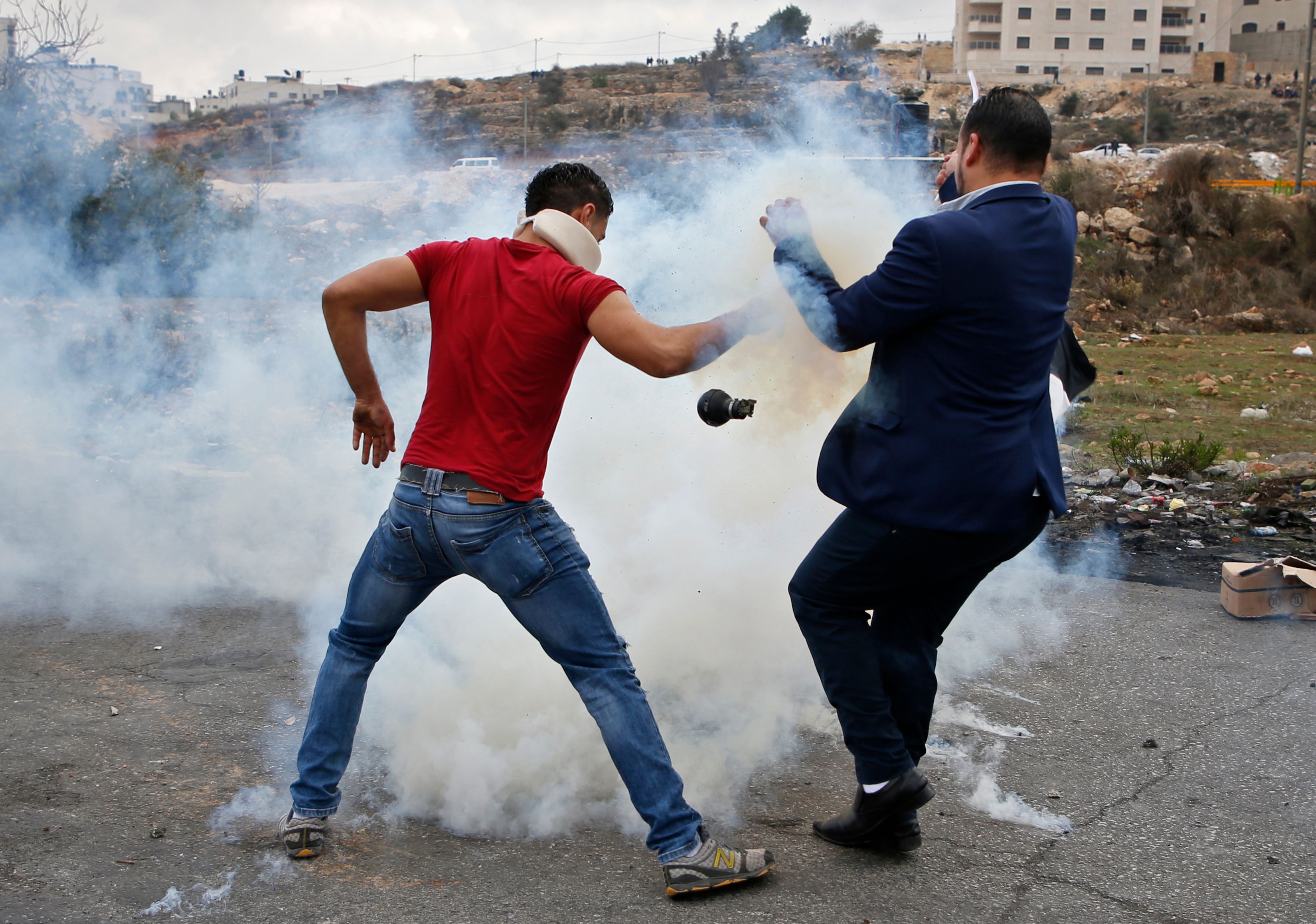 قوات الاحتلال تطلق الغاز المسيل للدموع