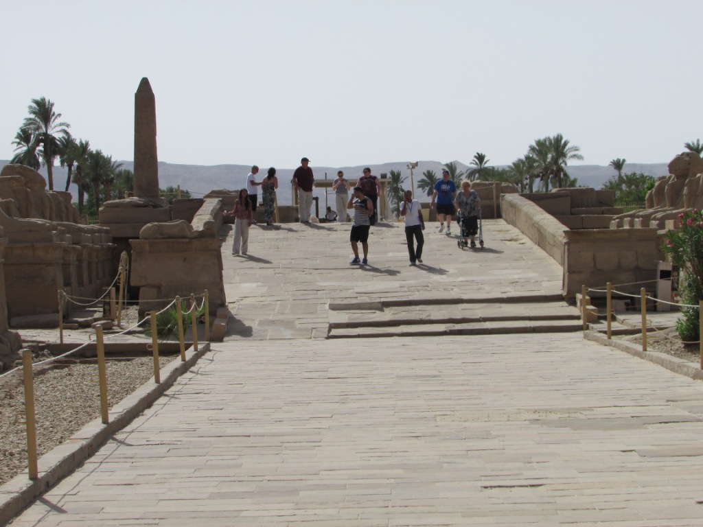 زيارات السياح لمعابد الكرنك بالأقصر