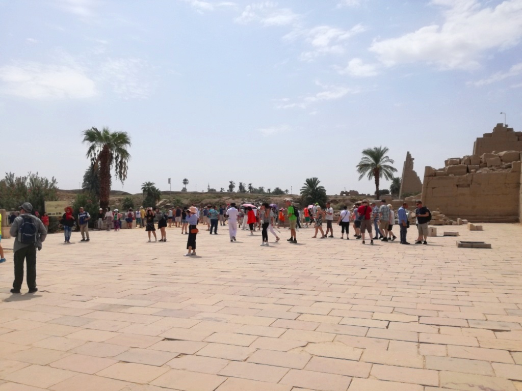إقبال كبير داخل معابد الكرنك من السائحين
