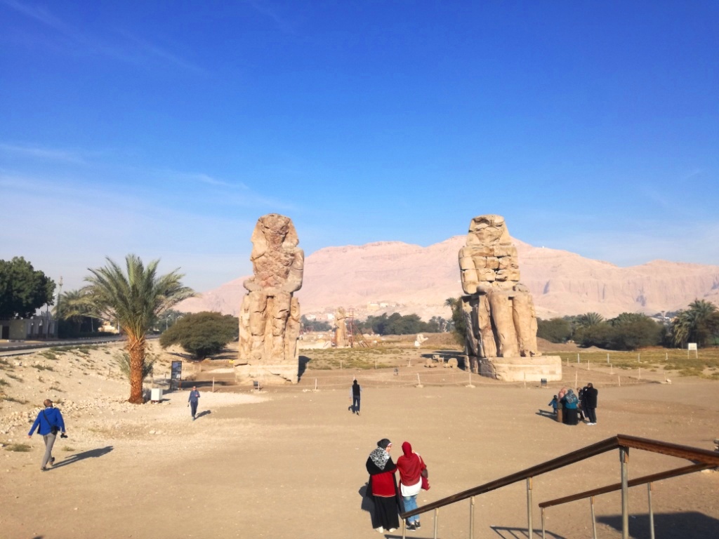 زيارات السائحين لتمثالي ممنون بالبر الغربي