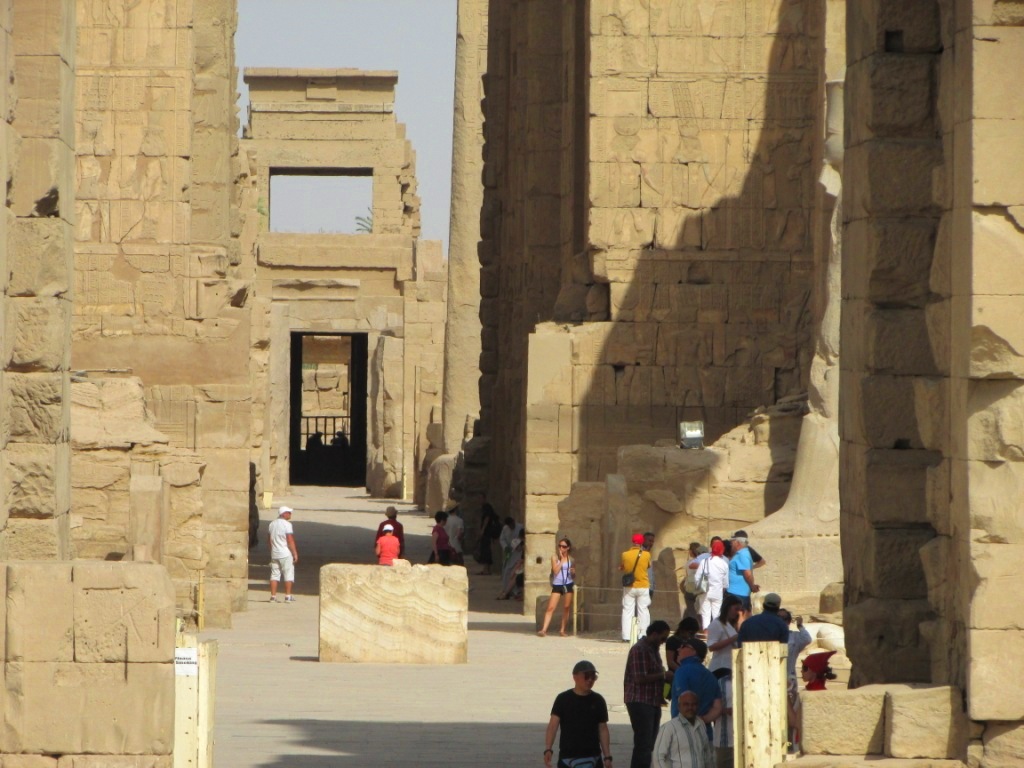 إقبال كبير من السياح علي معابد الكرنك