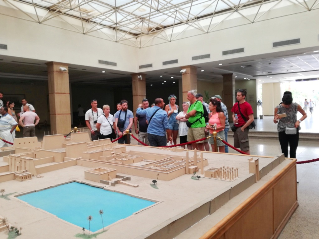 السياح يتوافدون علي معبد الكرنك