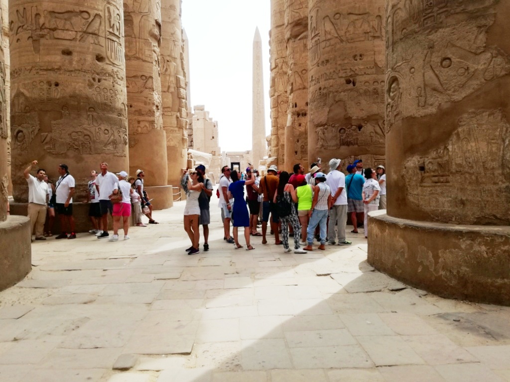 إقبال مميز من السائحين داخل معالم الأقصر الأثرية