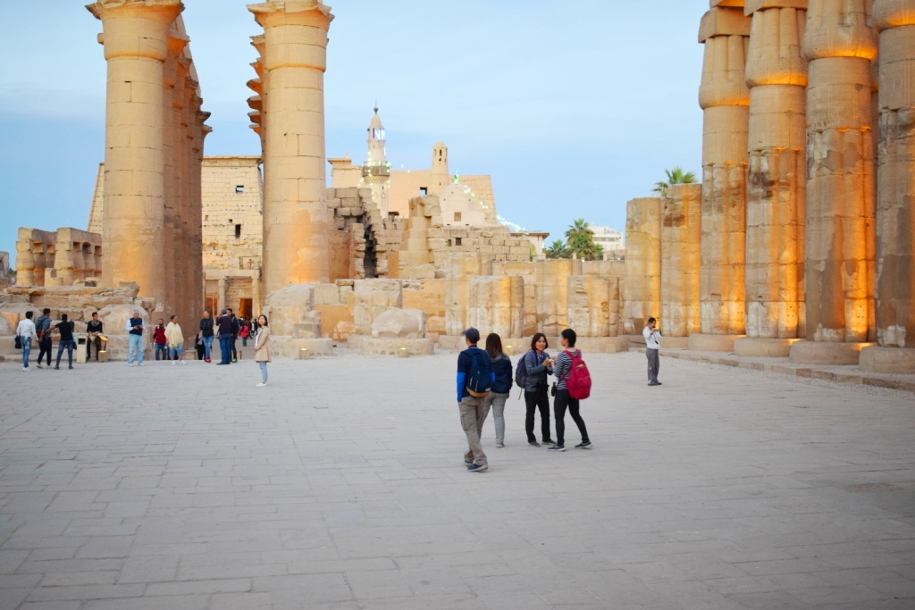 السياح الأسيويون والأوروبيون داخل معبد الأقصر