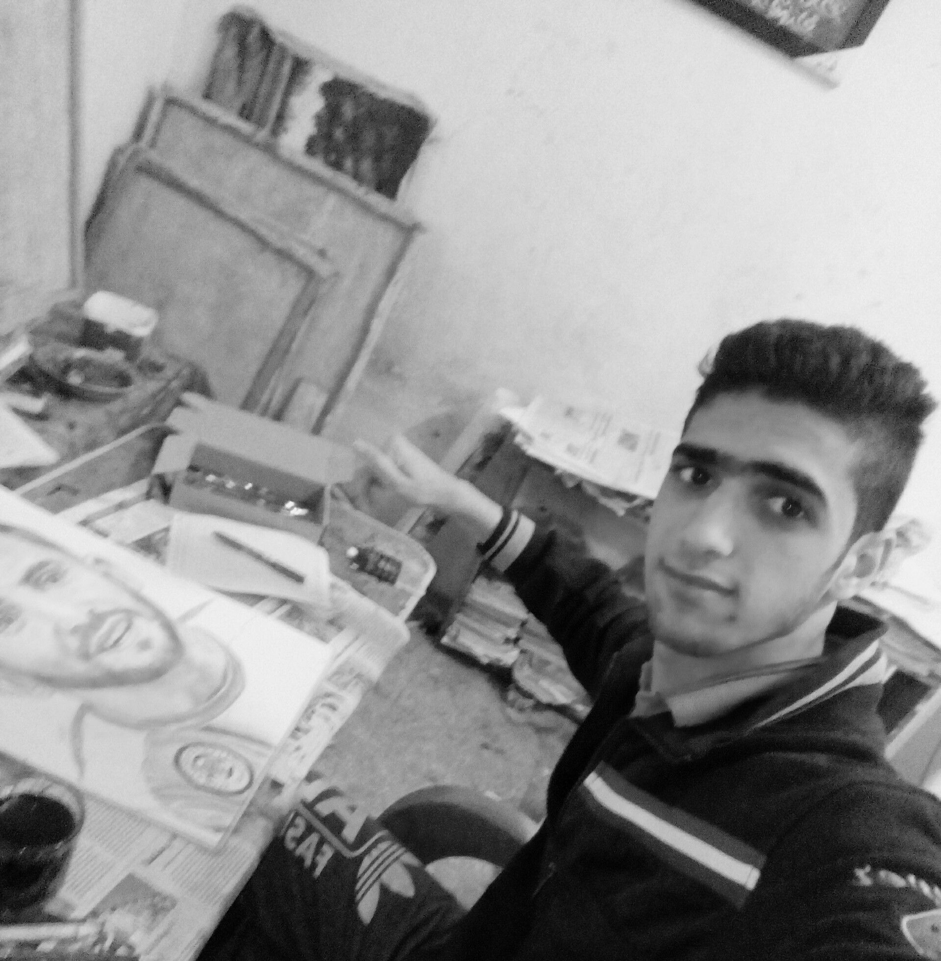 الشاب هشام الأشمونى مع بعض لوحاته