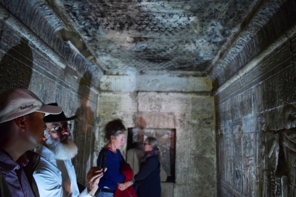 السياح داخل مقصورة أمون رع بمعبد حتشبسوت