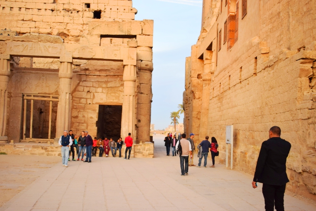 شاهد توافد مميز من السائحين الأجانب علي زيارة معابد الأقصر التاريخية