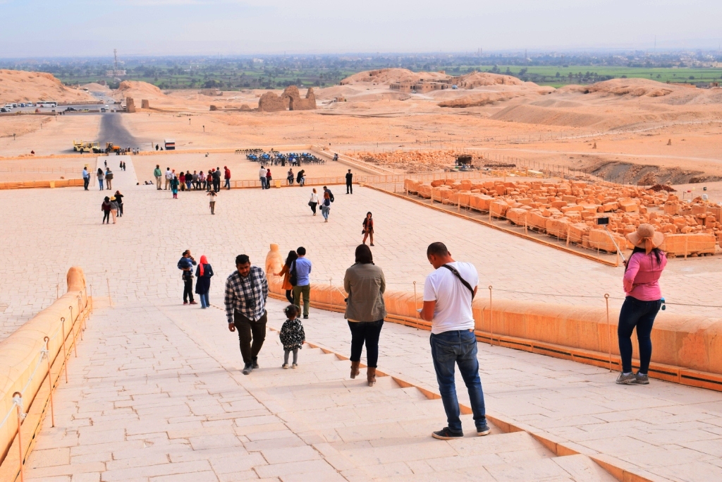 إقبال مميز من السياح بمعابد البر الغربي