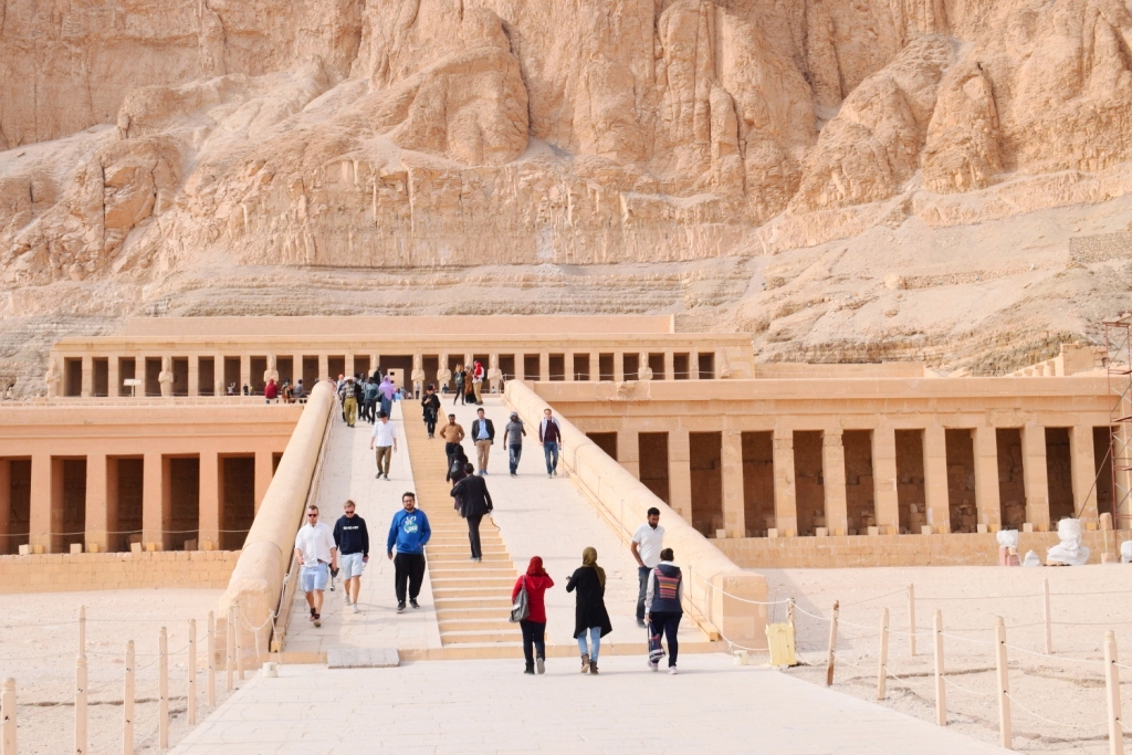 السياح يستمتعون بمعبد الملكة حتشبسوت