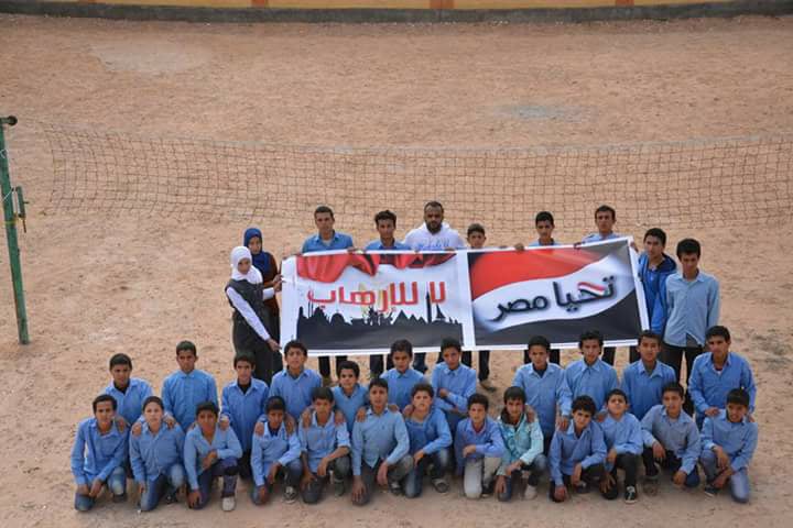 الأطفال يحملون لافتات تحيا مصر ولا للإرهاب