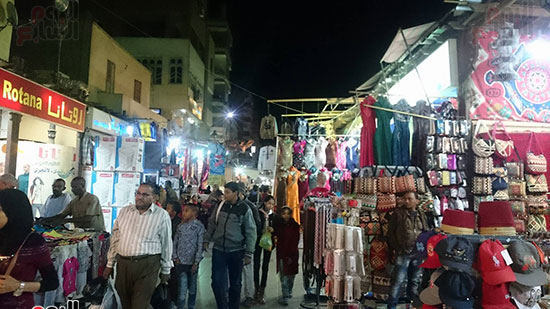 السوق السياحى من اهم مزار للسائحين إلى سوق للملابس الشعبية