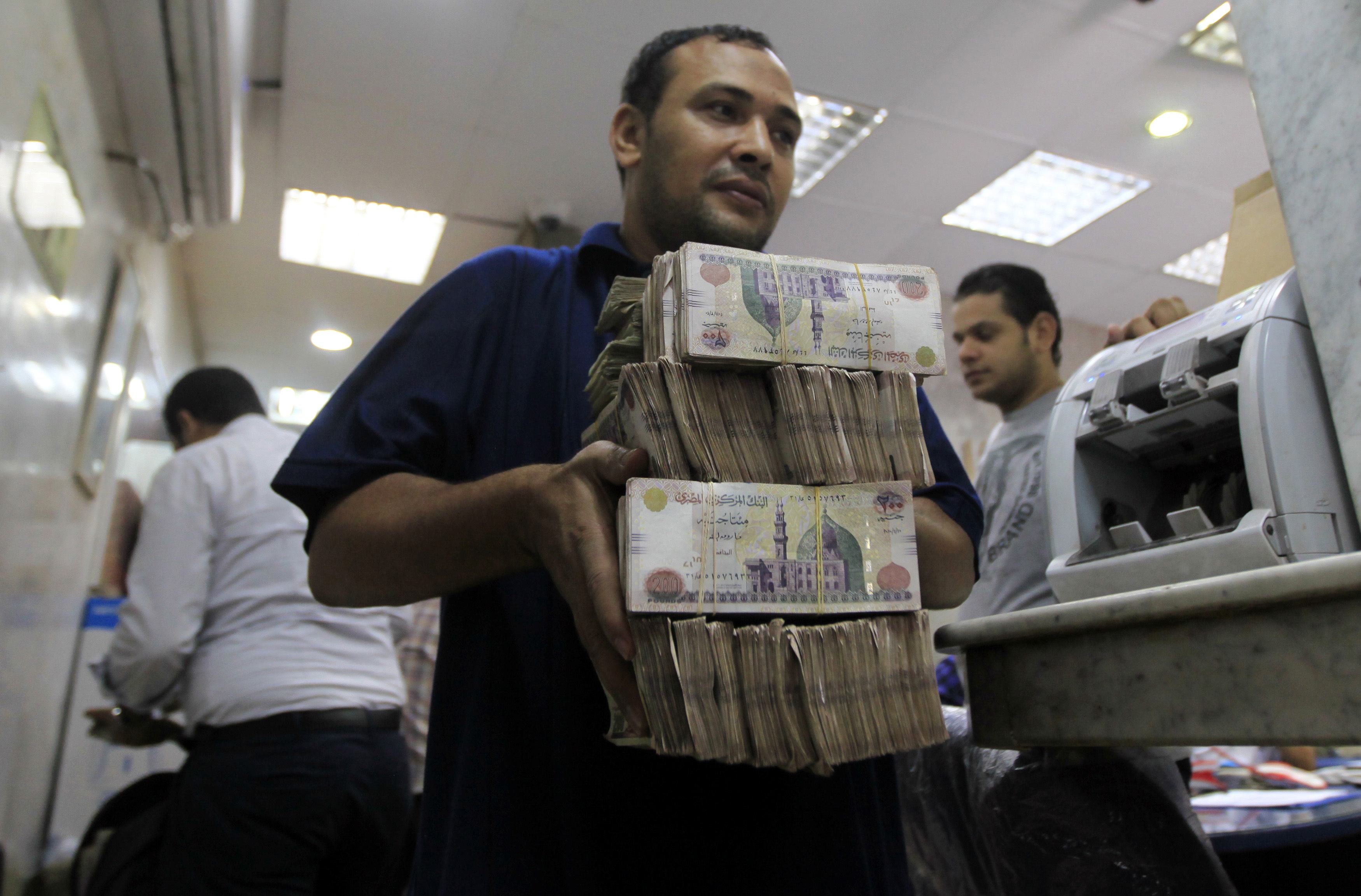 Какие доллары принимают в египте 2024. Египтянин с деньгами. Египетские деньги много денег. Египетский доллар. Египтянин с долларами.