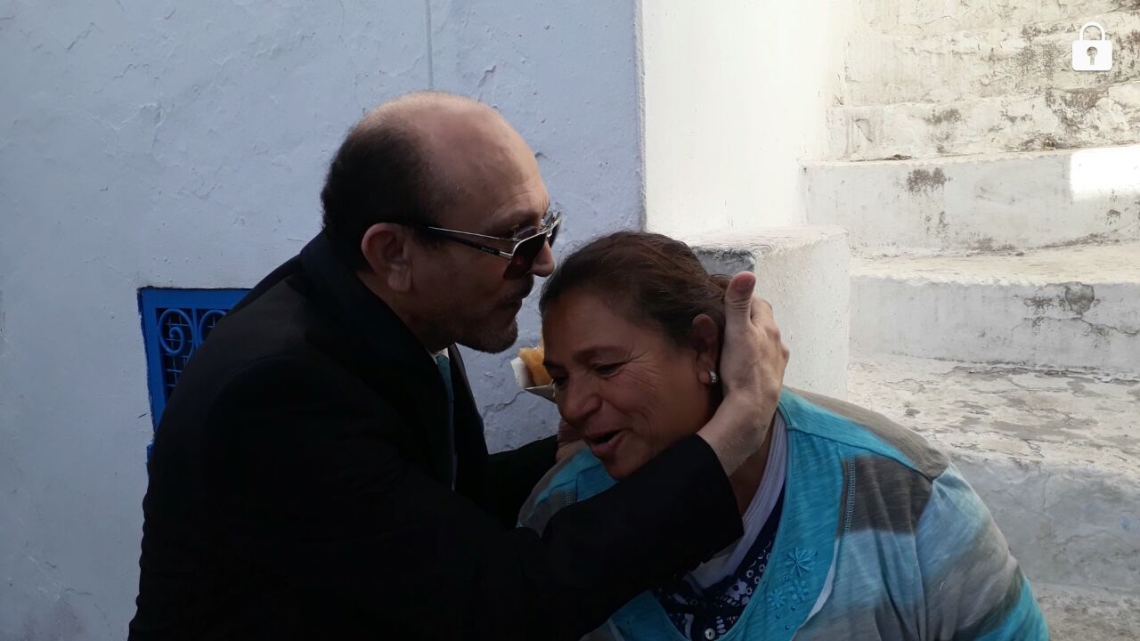 محمد صبحى يقبل رأس السيدة التونسية