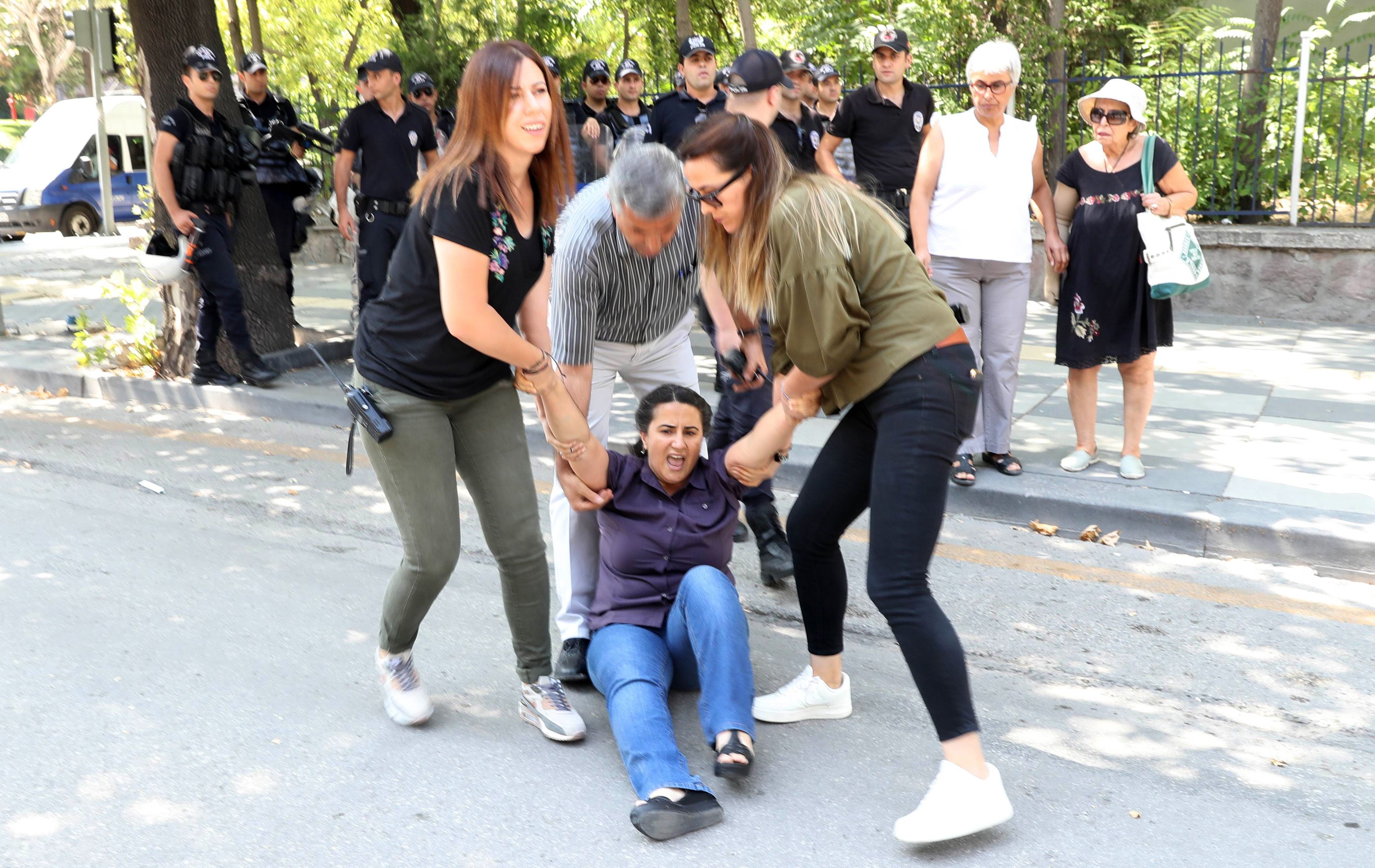 الشرطة التركية تسحل المتظاهرين ضد الاعتقالات