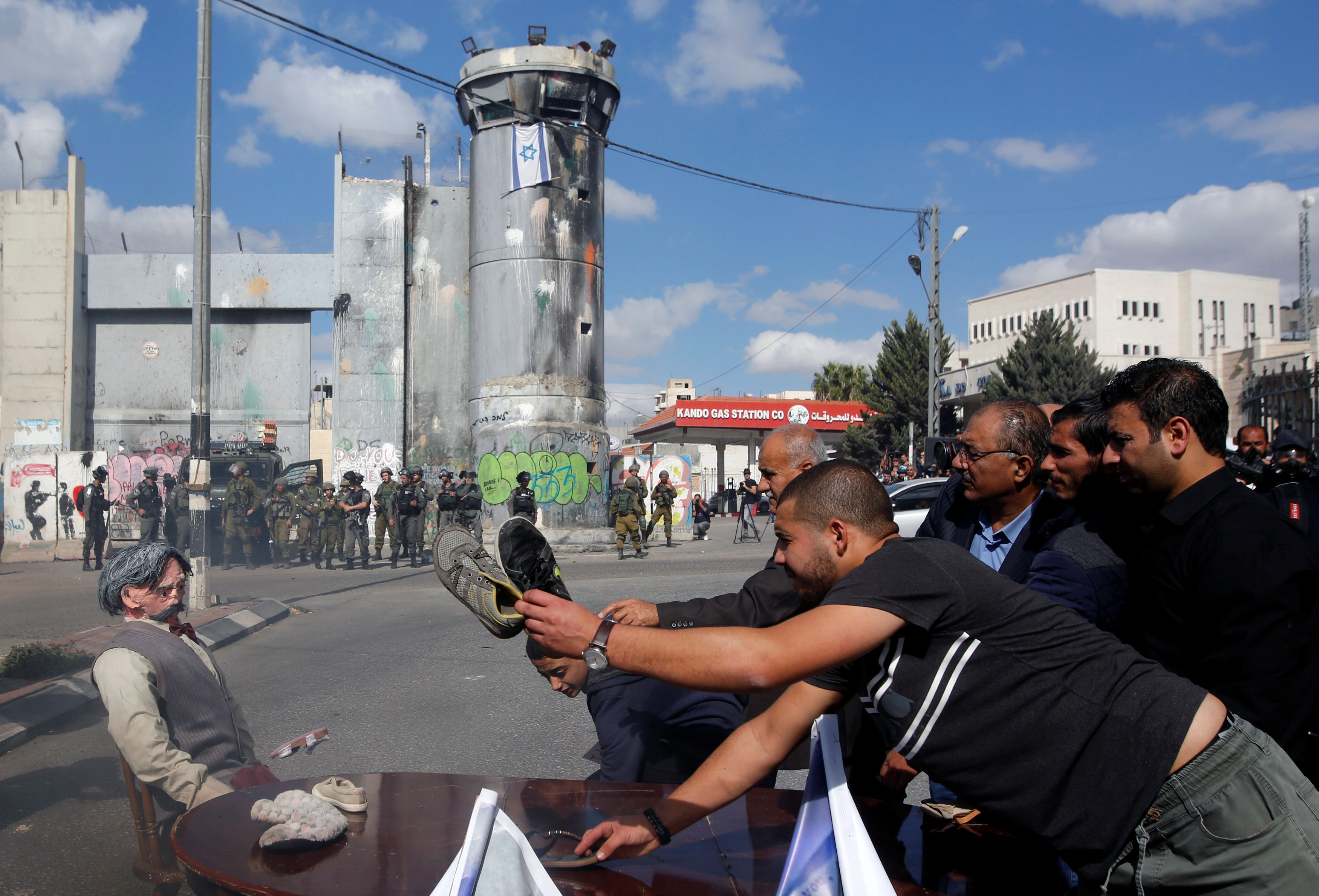 فلسطينيون يشهرون الحذاء أمام دمية بلفور