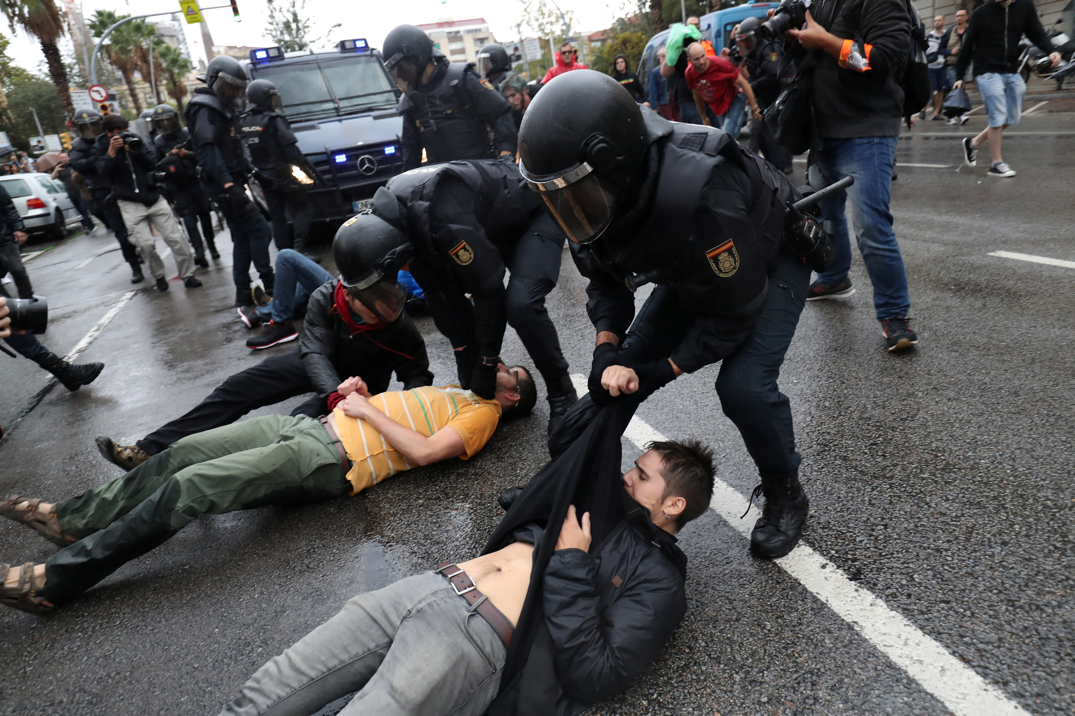الشرطة الإسبانية تسحل متظاهرين