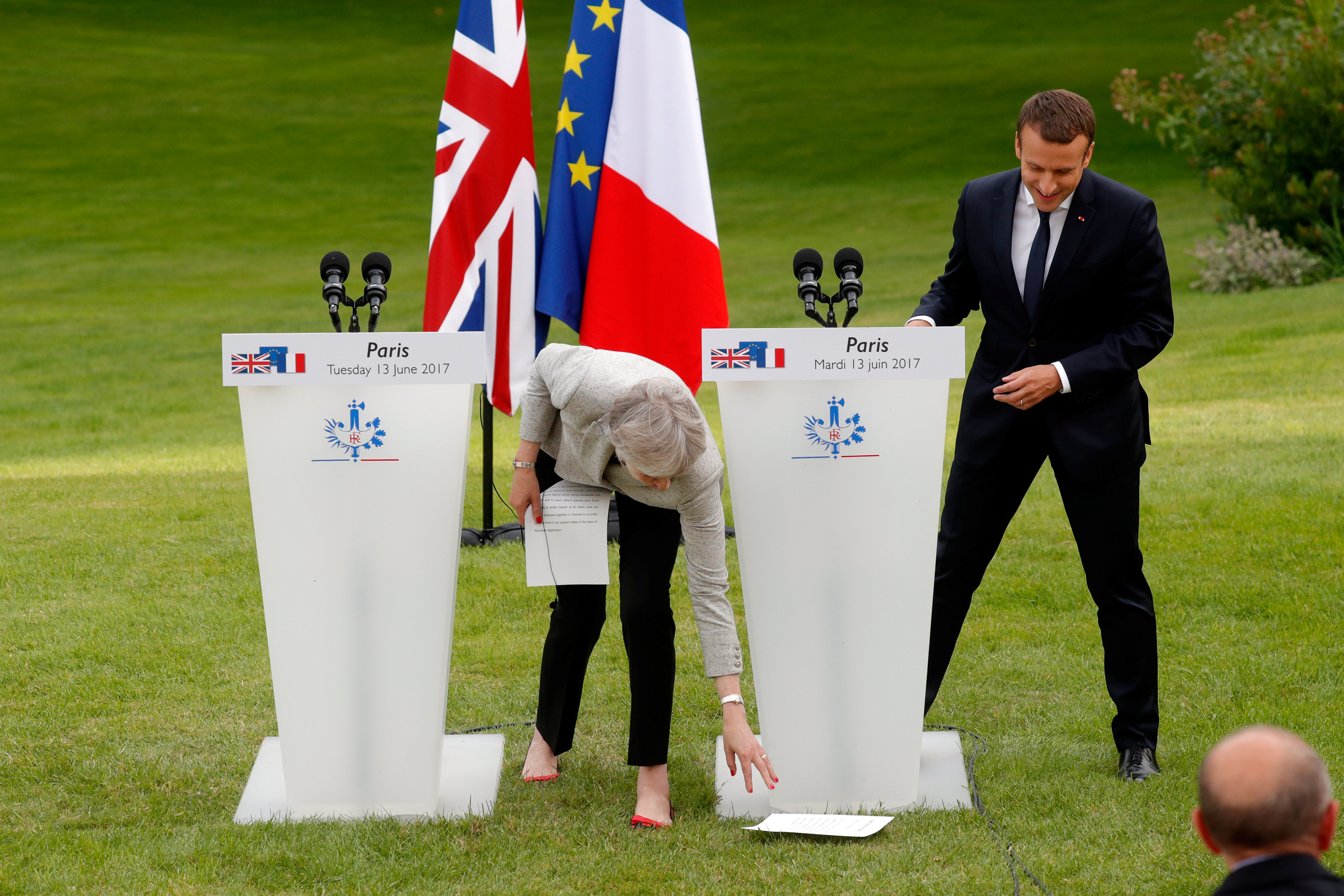 تطاير أوراق تيريزا ماى خلال لقائها مع الرئيس الفرنسى فى باريس