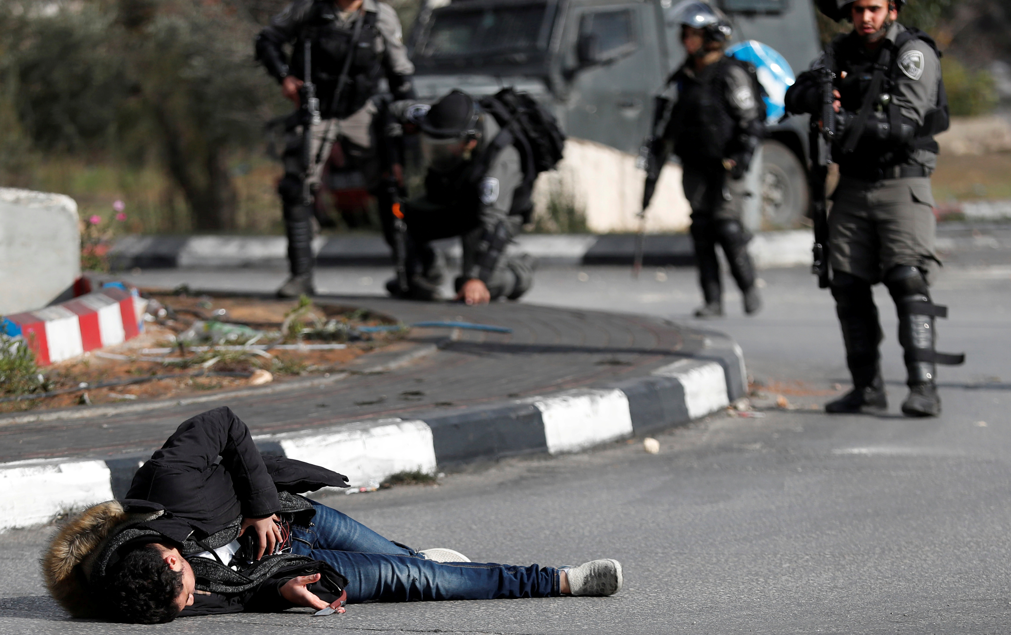 قوات الاحتلال تقتل شاب فلسطينى